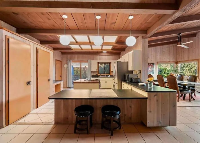 Spacious Home-walk To Uptown-views-hottub-gameroom Sedona