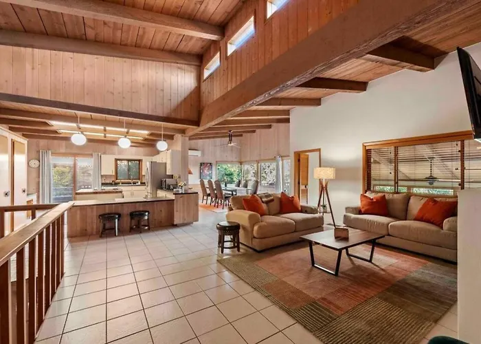 Spacious Home-walk To Uptown-views-hottub-gameroom Holiday home *