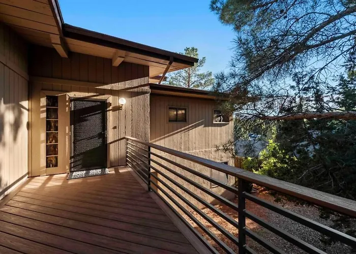 Spacious Home-walk To Uptown-views-hottub-gameroom *