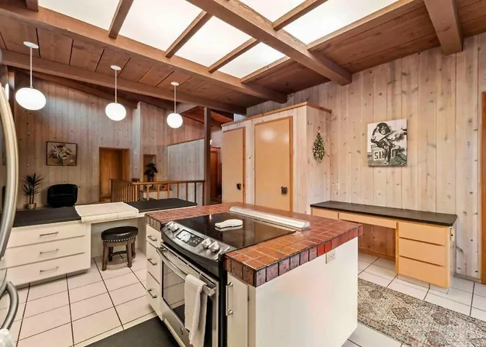Holiday home Spacious Home-walk To Uptown-views-hottub-gameroom *