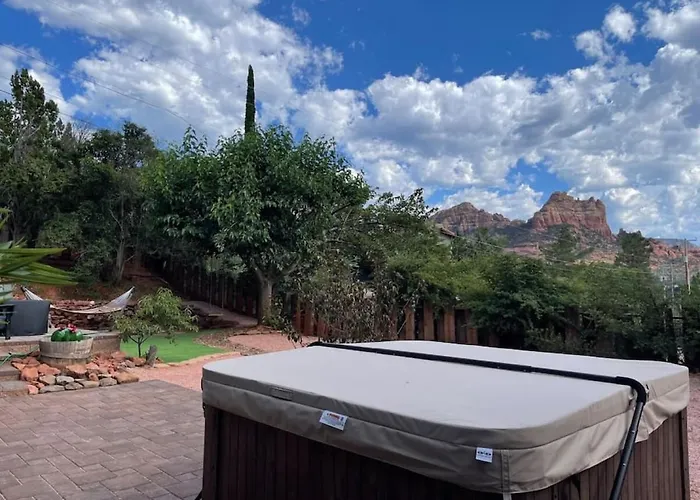 Holiday home Spacious Home-walk To Uptown-views-hottub-gameroom