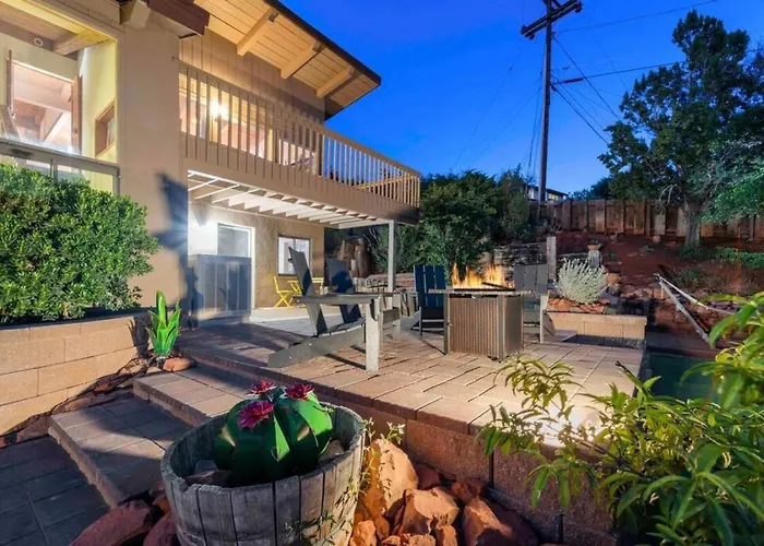 Holiday home Spacious Home-walk To Uptown-views-hottub-gameroom