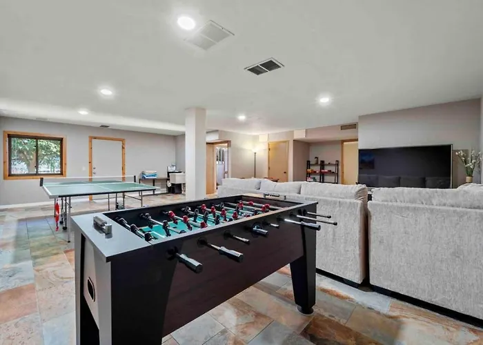 Spacious Home-walk To Uptown-views-hottub-gameroom Holiday home