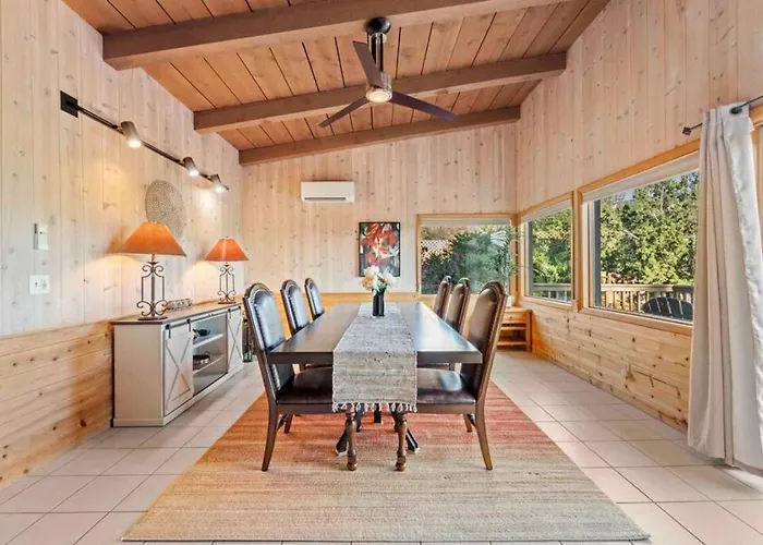 Spacious Home-walk To Uptown-views-hottub-gameroom *