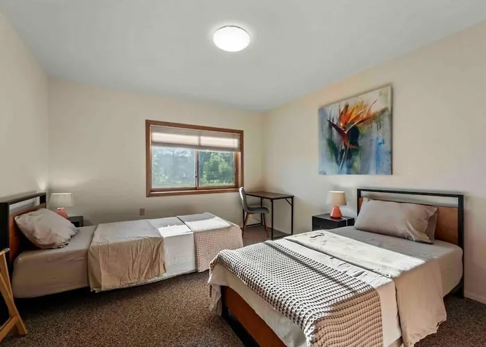 Spacious Home-walk To Uptown-views-hottub-gameroom