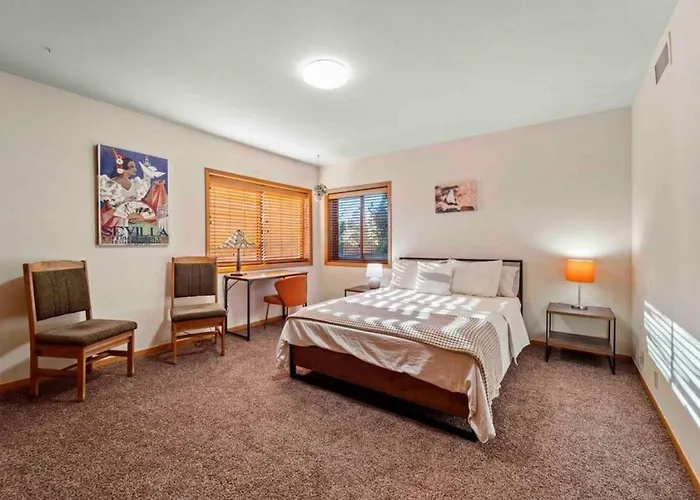 Spacious Home-walk To Uptown-views-hottub-gameroom *