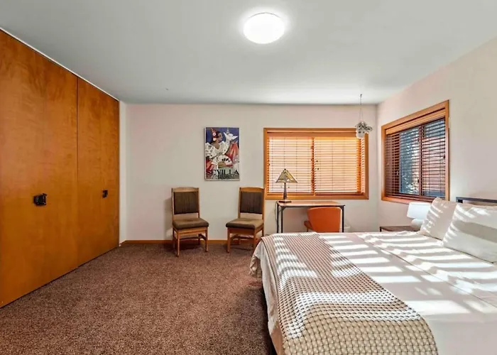 Spacious Home-walk To Uptown-views-hottub-gameroom