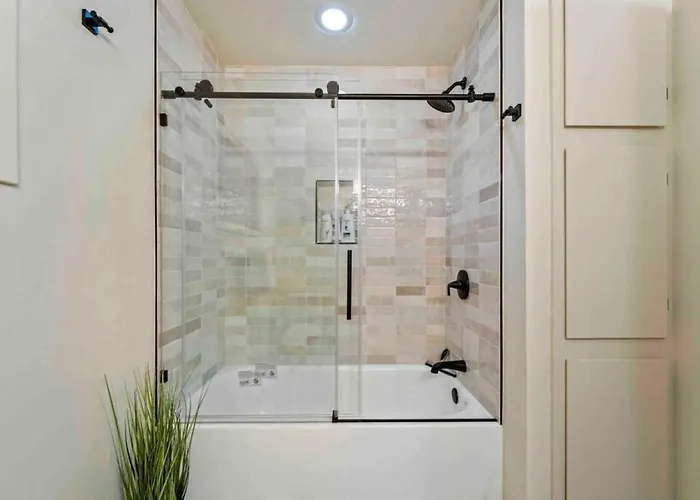Spacious Home-walk To Uptown-views-hottub-gameroom Holiday home *