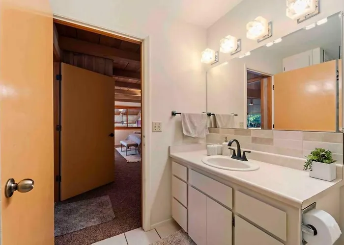 Holiday home Spacious Home-walk To Uptown-views-hottub-gameroom