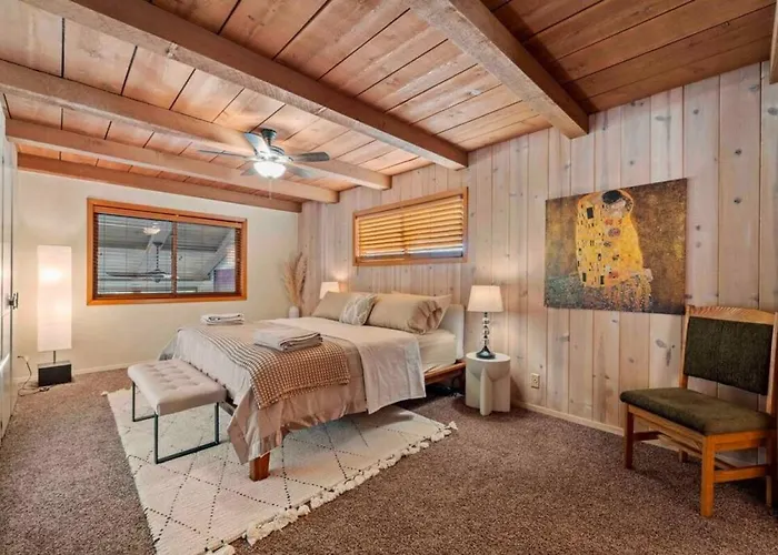 Spacious Home-walk To Uptown-views-hottub-gameroom Holiday home *