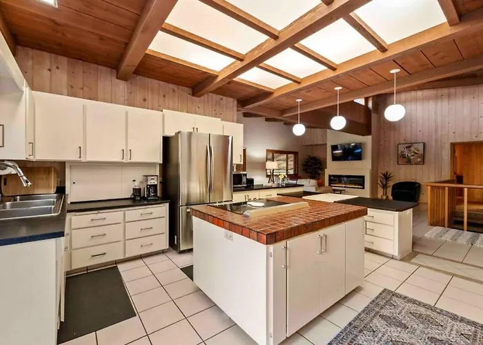 Holiday home Spacious Home-walk To Uptown-views-hottub-gameroom
