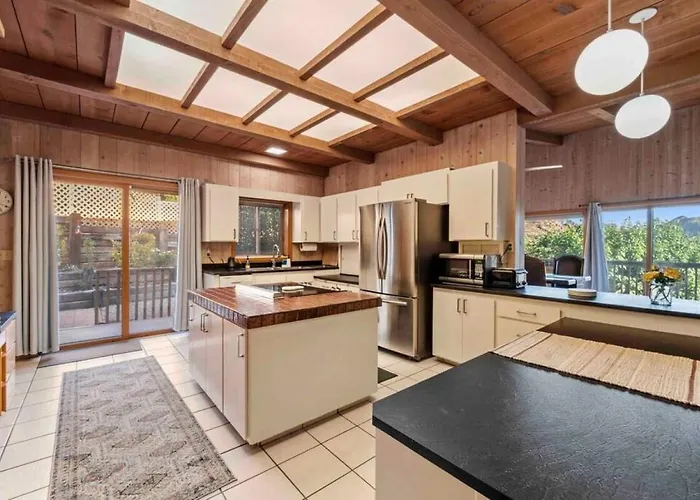 Holiday home Spacious Home-walk To Uptown-views-hottub-gameroom *