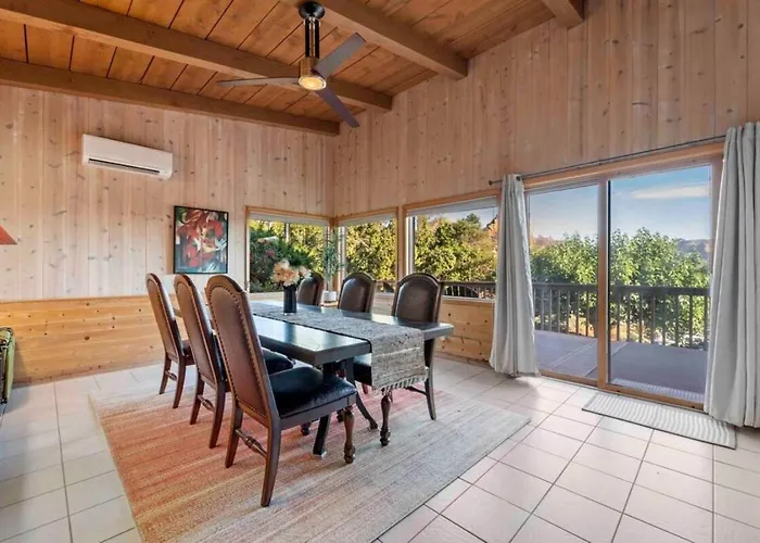 Spacious Home-walk To Uptown-views-hottub-gameroom *