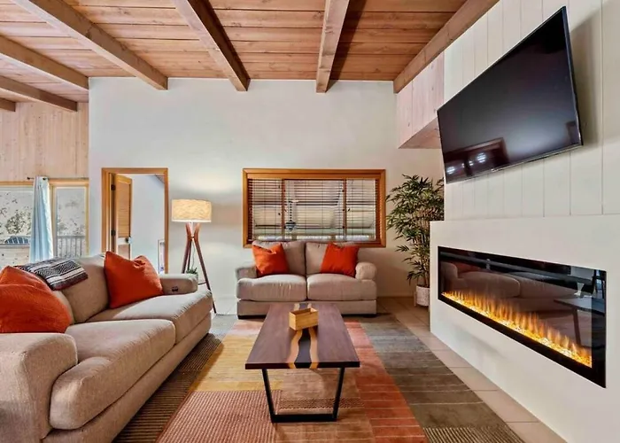 Spacious Home-walk To Uptown-views-hottub-gameroom Holiday home *
